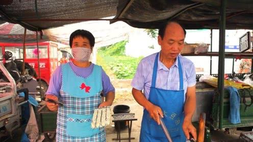 农村种粮食不值钱，夫妻为生计赶大集炸丸子，凌晨4点就起床干活
