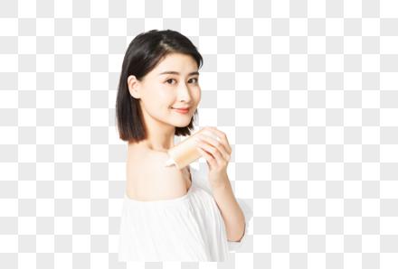 年轻美女涂防晒图片下载