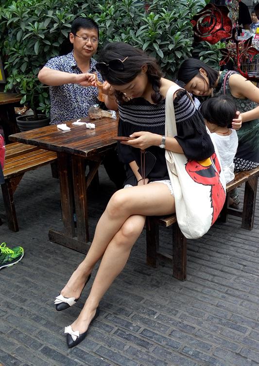 姑娘长得不错，但是拍拍照的大妈你几个意思？