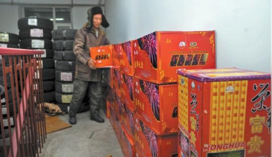 在这家轮胎店里,原本靠墙货架上的轮胎被撤下,摆上了两排十多种盒装