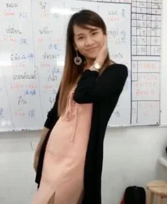 抖音“短裙女老师”意外走红,回眸一瞬间,网友:我想好好上课!