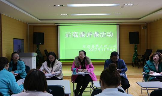 与此同时,我院教师田凤娟分别就班级区域活动和环境创设进行了跟班