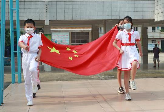 学生上学图片