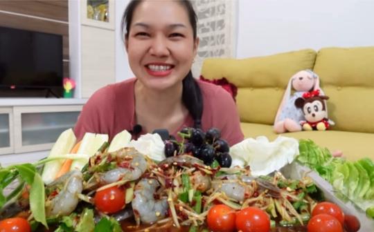 爱笑姐姐爱吃胡萝卜生呛大虾配绿化带葡萄酸溜溜
