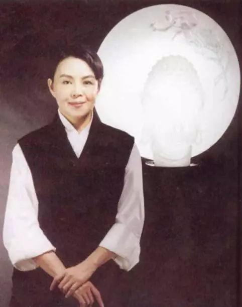 琉璃女王:三年败光上亿家产还负债千万,最后她却用一块玻璃惊艳了世界