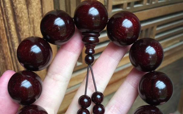 二,带雕刻的小叶紫檀手串怎么盘?