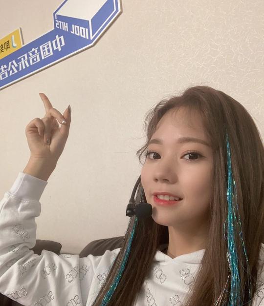 “火箭少女”紫宁时尚街拍展现酷美女孩范，服装用色出挑引热议