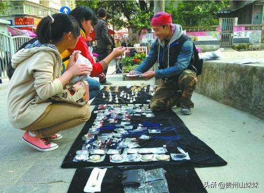 去农村赶集摆地摊，一个月有一万八千元的收入，你会放下面子去摆地摊吗?