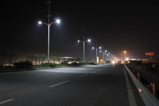路灯和人图片夜晚伤感