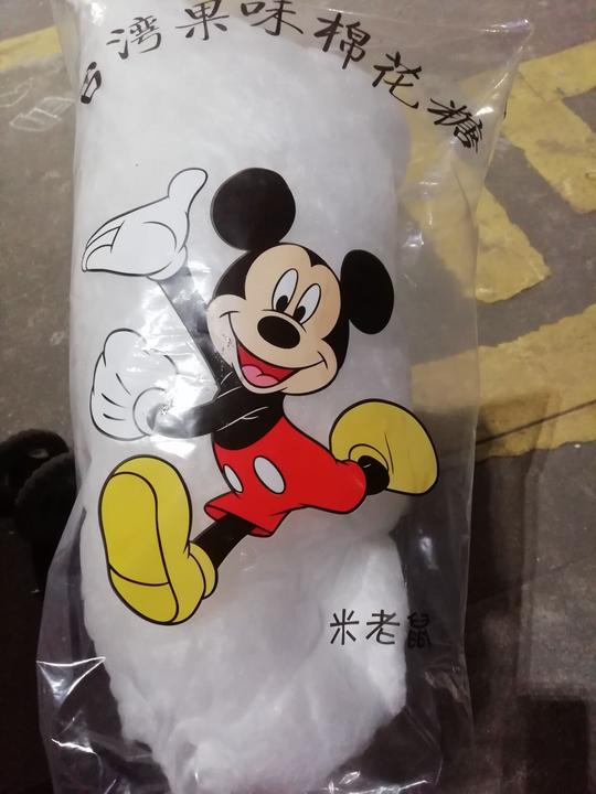 回去的路上,姐姐忍不住又去买了几串糖葫芦,那位叔叔的生意极好