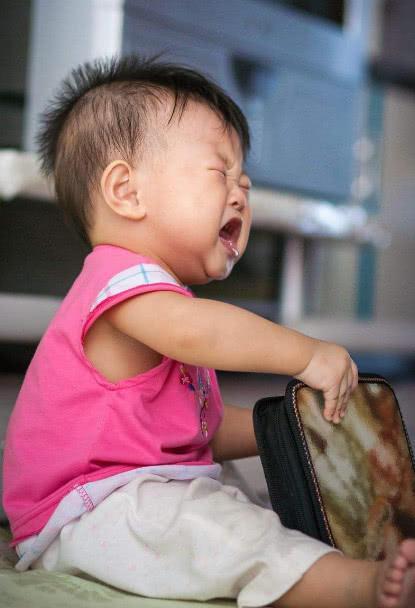 当孩子哭闹大发脾气时!怎么办
