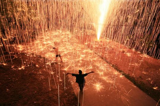 流光字,空间素材,烟花雨,背影,夜景,光,头像,视觉,自然,人类,夜里,少年,一个人的狂欢
