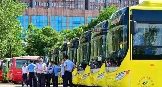 收购现有的农村客运班车,投入新能源公交车,开通县城至各乡镇的城乡