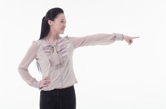 掐着腰生气的可爱女孩高清图片图片素材-女性