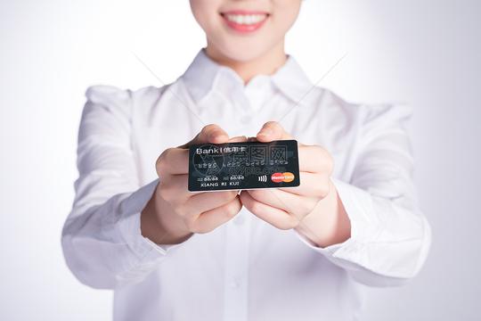 商务女性手持信用卡id：500839919