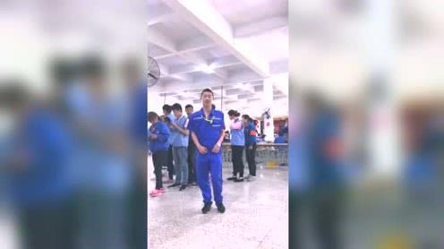 我们车间的小伙子，现场即兴舞蹈，网友:后面女生都看入迷了