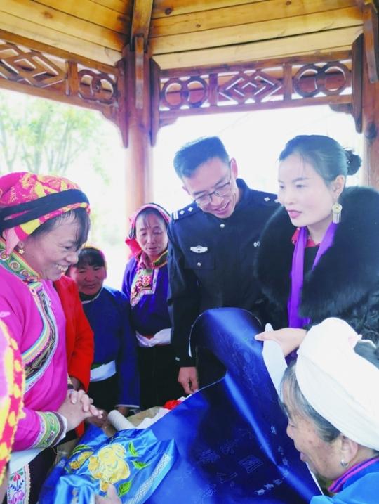 黔西南州西陇村:彝族群众学习刺绣增收忙