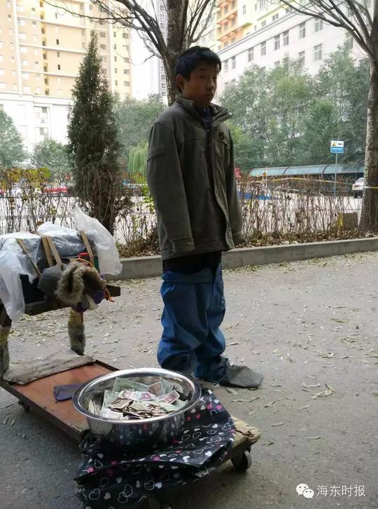少年假装小儿麻痹在西宁街头乞讨骗局被公安机会揭穿