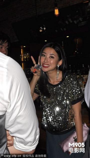 朱珠国外留学派对抽烟表情照片