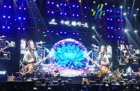许巍领衔慕思之夜音乐会南京站蓝莲花释放观众压力