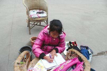 11岁女孩在鞋摊给人擦皮鞋称因心疼奶奶[图]