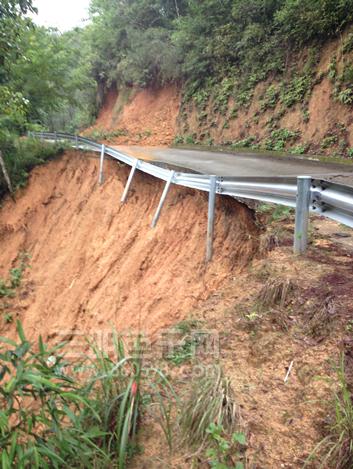 道路塌方1.png