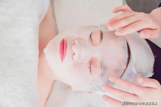 孩子嘴巴干红总是舔