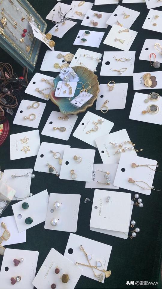 生活艰难，想去摆地摊，各位朋友有没有适合地摊销售的产品推荐?个人比较倾向于快消品?