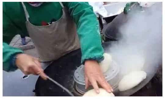 下岗大姐摆摊卖“罕见馒头”，生意火爆，顾客:买到就是赚到!