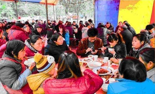 在农村这个餐饮生意又火了年入百万不敢说十万应该不难