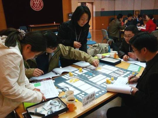 沙盘模拟培训是一种在模拟的市场环境中,学员组建模拟公司,模拟创业