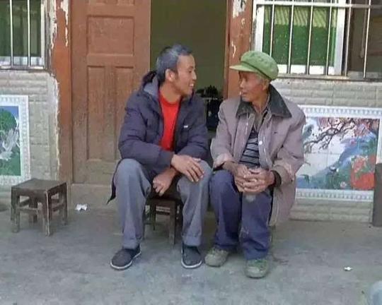我家兄弟姊妹几个都在外边做生意,家里边的老人多亏他照顾,特别是我