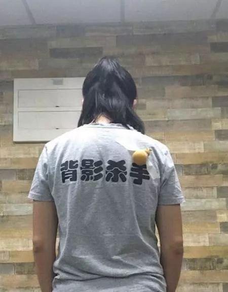 搞笑图片集:明明背影已然妖娆可人何必再转身吓人呢