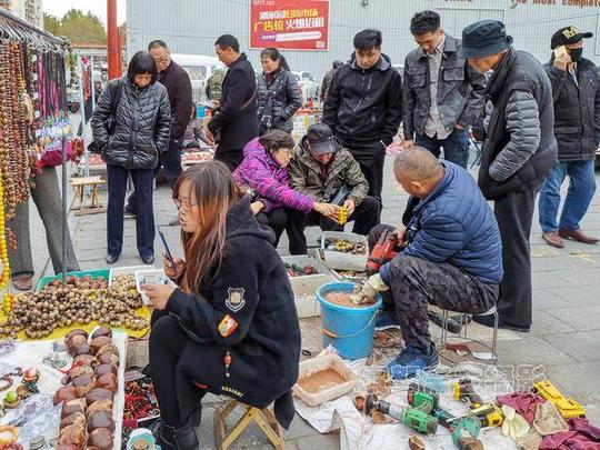 潘家园逛地摊发现古玩旧货几乎无人问津,生意都不如那个卖果子的