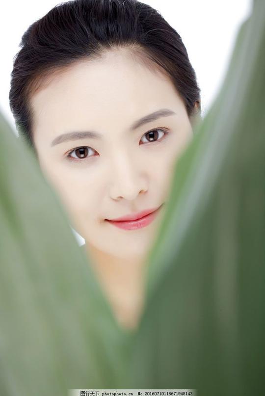 被绿叶遮挡的高贵气质的漂亮女孩图片被绿叶遮挡的高贵气质的漂亮女孩图片图片素材