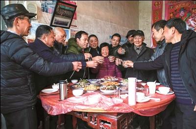 在外创业的"中国好人"陈荣赶回老家如东陪烈士父母过