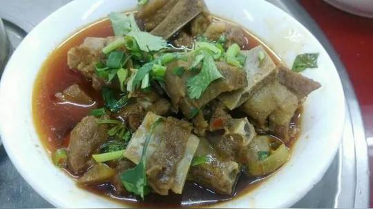 岗岗羊肉馆典型的苍蝇馆子的环境,看上破旧,里面生意爆满.