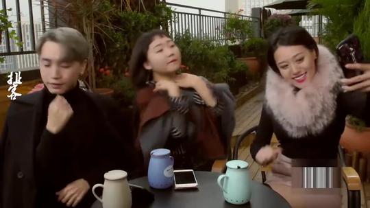 辣目洋子:谁把我脸拉宽了?闺蜜:醒醒，你就长那样