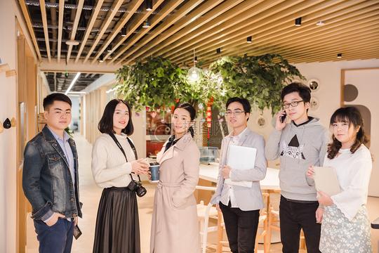文艺时尚年轻创业团队形象