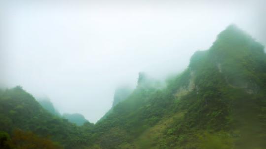 风云突变山雾缭绕,随风飘下了几滴春雨,朦胧了葱郁的山色,峰回路转
