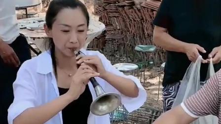 女歌手练习唢呐，激情吹奏《包容》经典歌曲，听得上瘾!