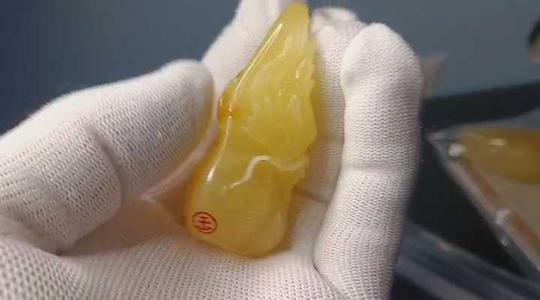 原矿俄料蜜蜡龙牌，王海笑大师亲手雕刻，地大证书已经做好，为你