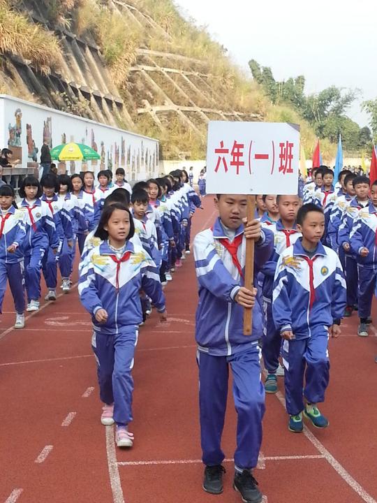 这是儿子小学生涯最后一次参加校运会了,特别值得纪恋.