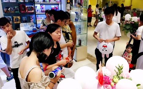 动漫店创业主导年轻市场，顾客排队消费