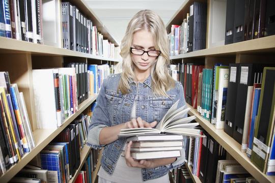 图书馆里的美女大学生图片素材-生活人物-人物