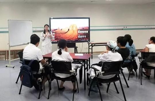 通过提前设计场景,准备教学病历,操作道具,角色分配,成员操作演练等