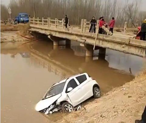 【突发】阳信发生一起两车相撞交通事故,一辆轿车冲入