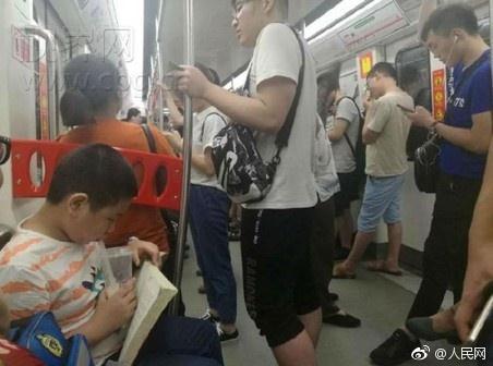 清流！地铁上少年专心看书周围大人都在玩手机