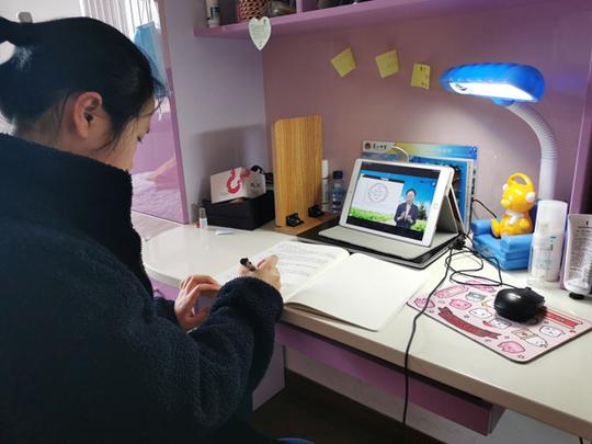 文法学院唐泽慧在家认真学习网课(曹玉莲收集)