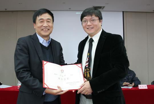 许晓椿会长(右)为上届无锡市归国人员创业商会会长卢九评(左)颁发